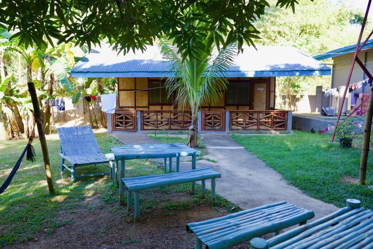 Fat Monkey Hostel Coron Exterior photo