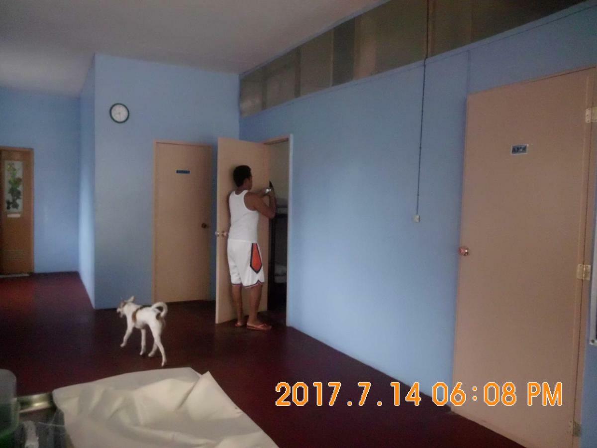 Fat Monkey Hostel Coron Exterior photo
